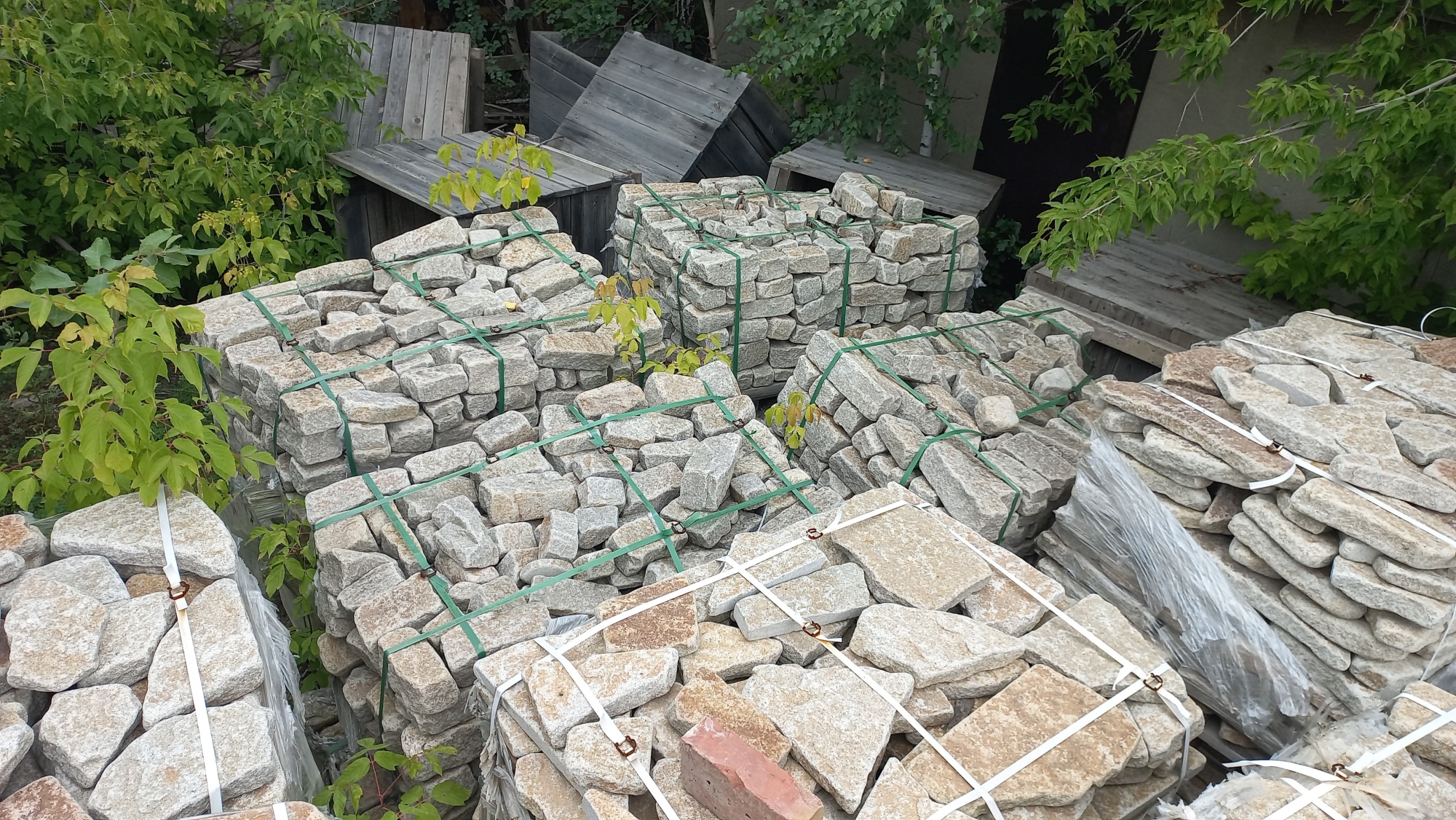 Плитняк галтованный гранитный для ландшафтного дизайна купить в Ивделе