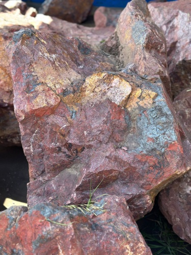 Камни для ландшафтного дизайна красно-фиолетовые 10-60 килограмм купить в Ивделе