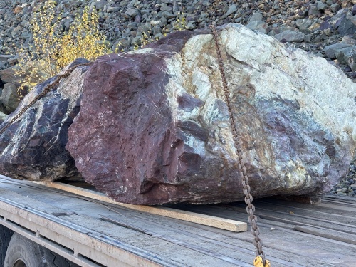 Огромные красно-фиолетовые валуны для ландшафтного дизайна весом более 5 тонн купить в Ивделе