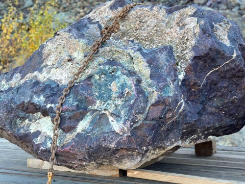 Огромные красно-фиолетовые валуны для ландшафтного дизайна весом более 5 тонн купить в Ивделе