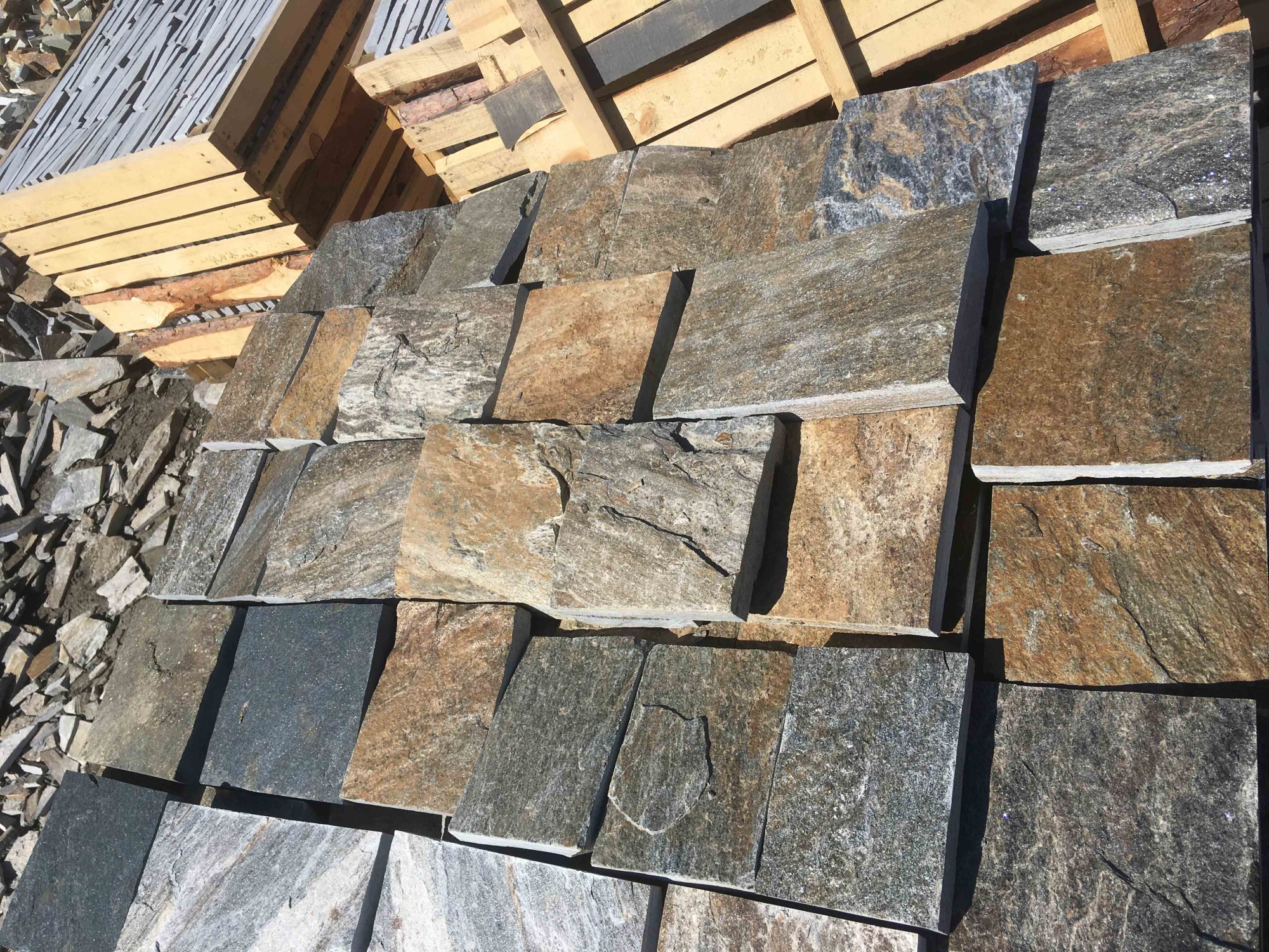 Плитка пилёная златолит Уральский для цоколя, отмостки купить в Ивделе