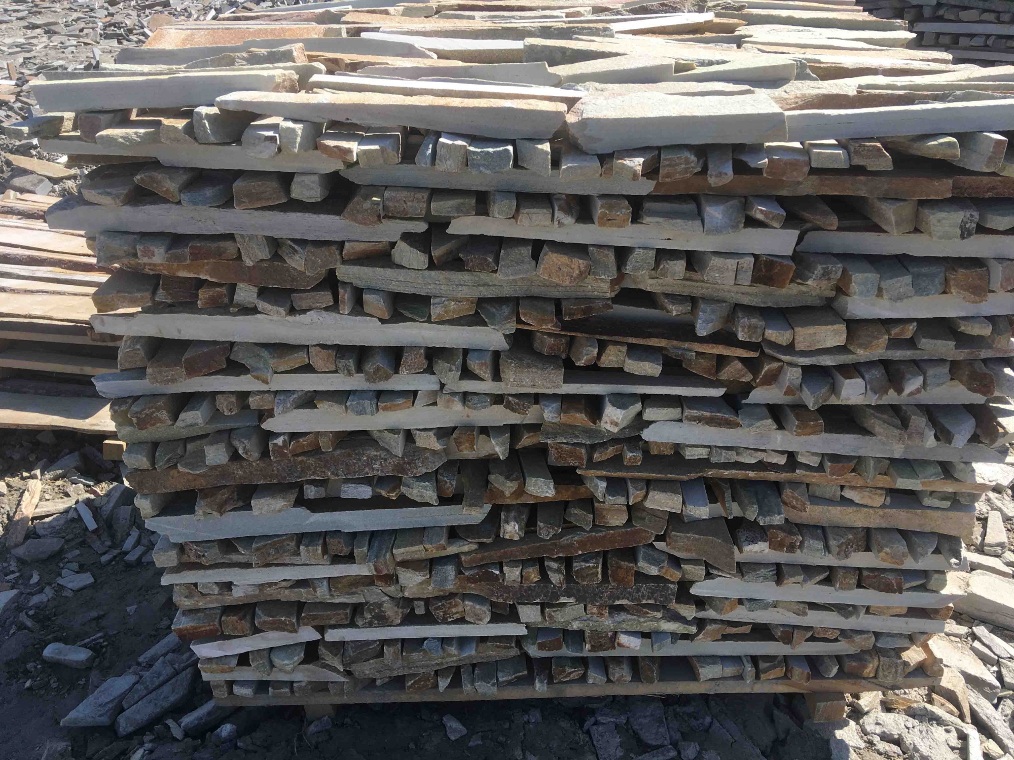 Горбушка златолит золотистый для облицовки купить в Ивделе