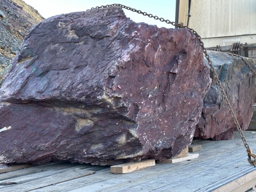 Огромные красно-фиолетовые валуны для ландшафтного дизайна весом более 5 тонн купить в Ивделе