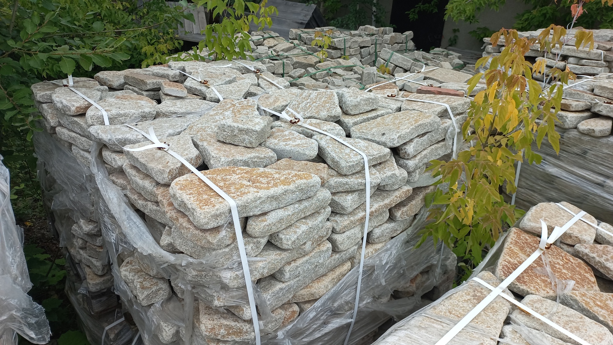 Плитняк галтованный гранитный для ландшафтного дизайна купить в Ивделе