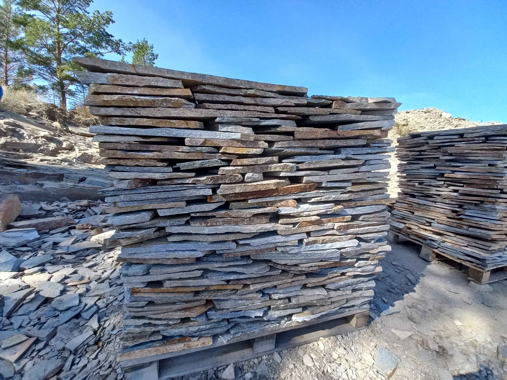 Плитняк златолит серебристый для фасада купить в Ивделе