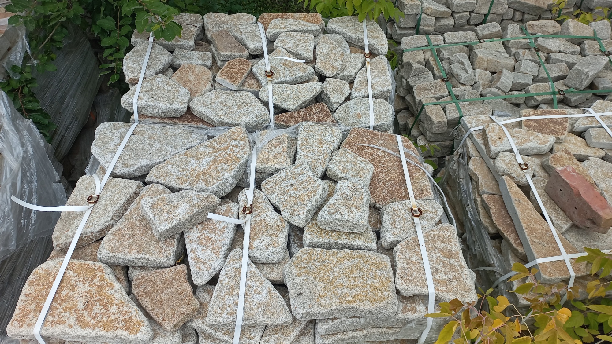 Гранитный плитняк галтованный для мощения купить в Ивделе