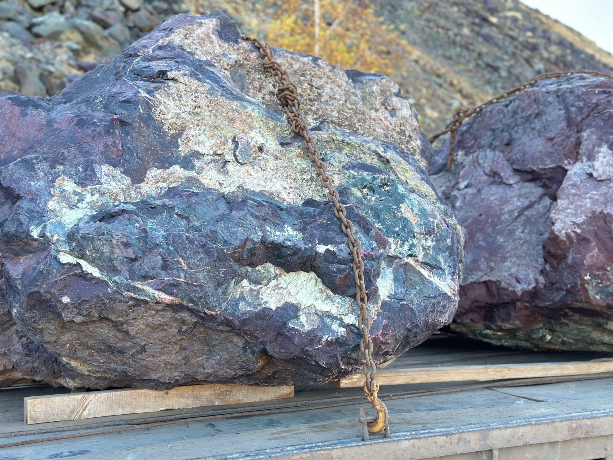 Огромные красно-фиолетовые валуны для ландшафтного дизайна весом более 5 тонн купить в Ивделе