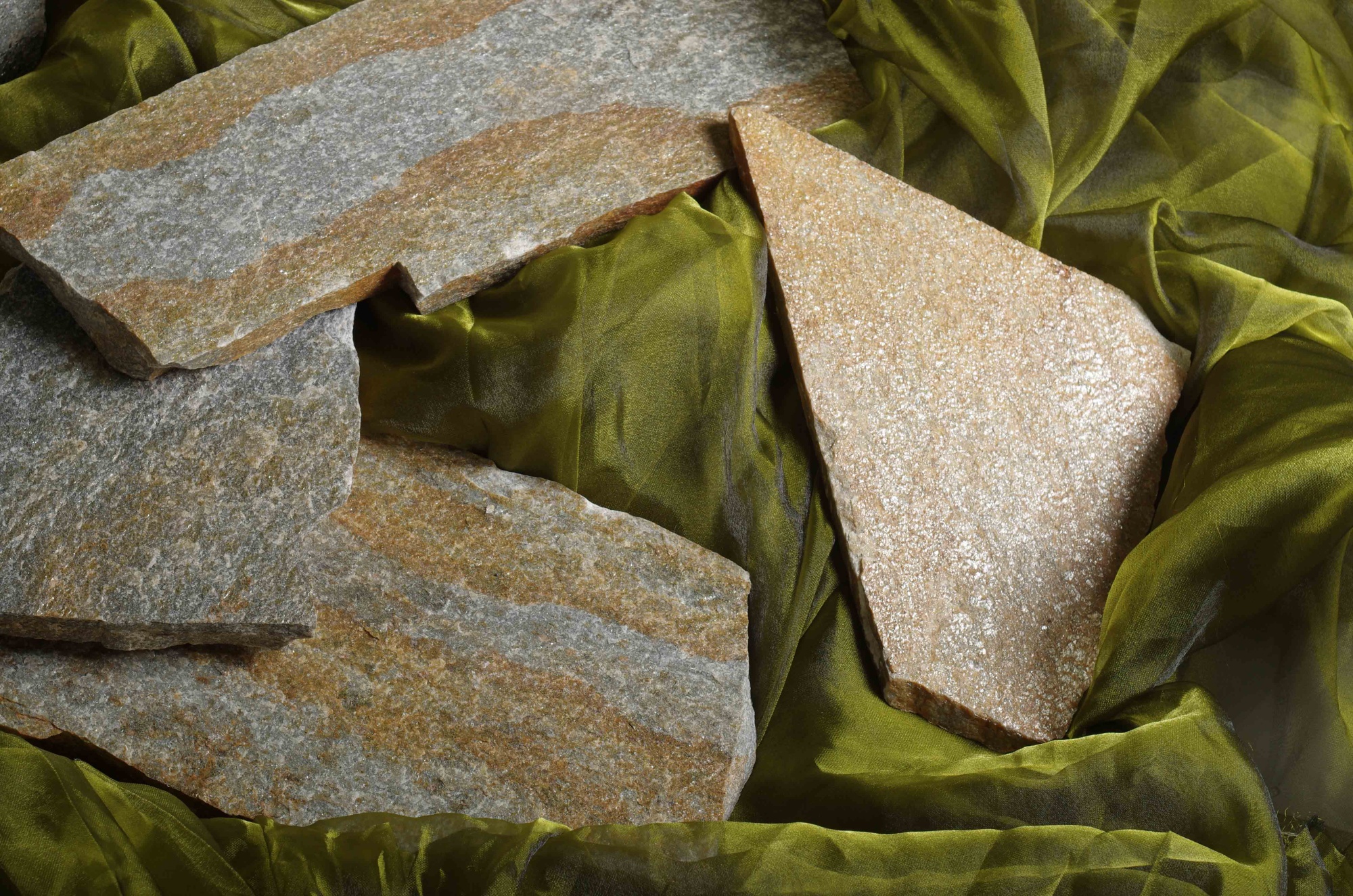 Плитняк златолит Уральский для цоколя, отмостки купить в Ивделе